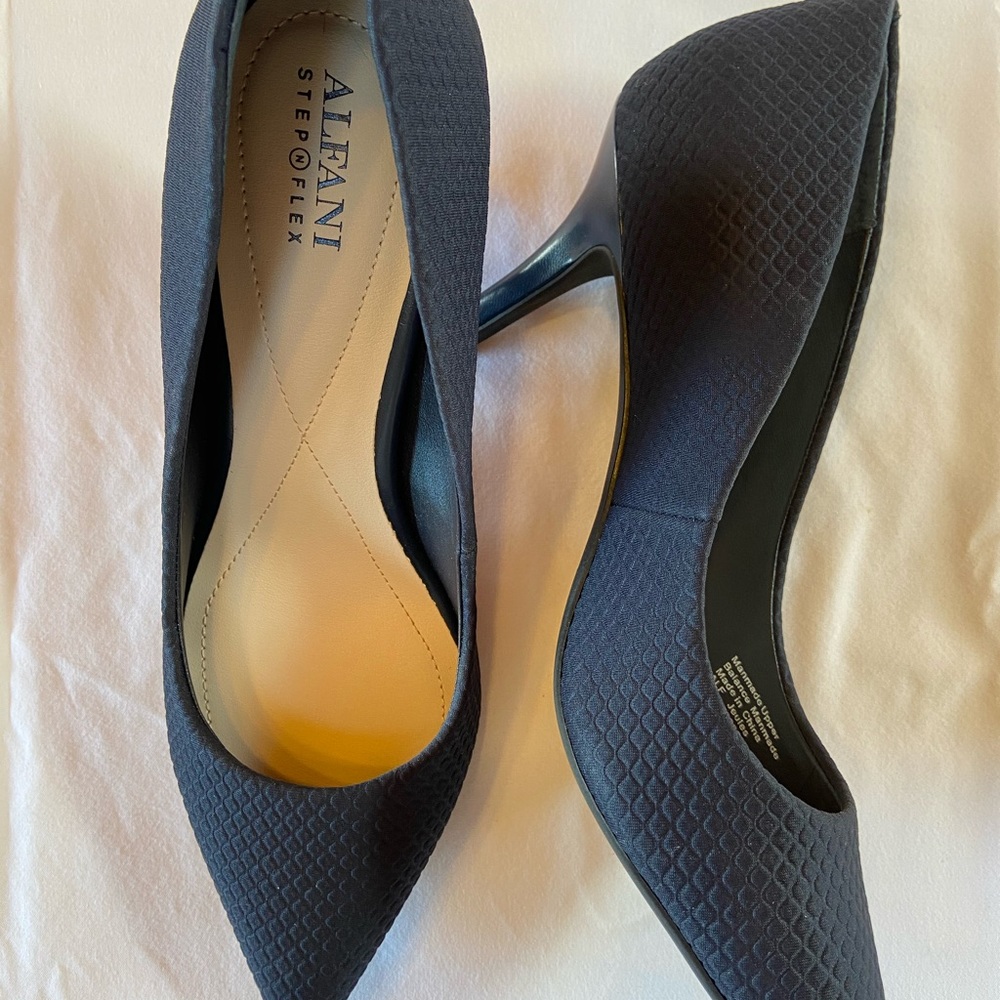 Alfani women’s Step’n’flex Jeules Pumps navy